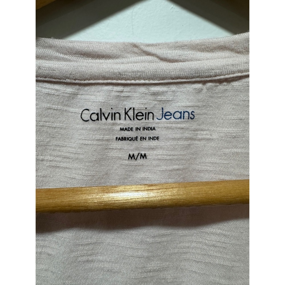 Calvin Klein Jeans Pink NYC Skyline Graphic V-Neck T-Shirt Silver CK Logo Medium - Picture 5 of 6